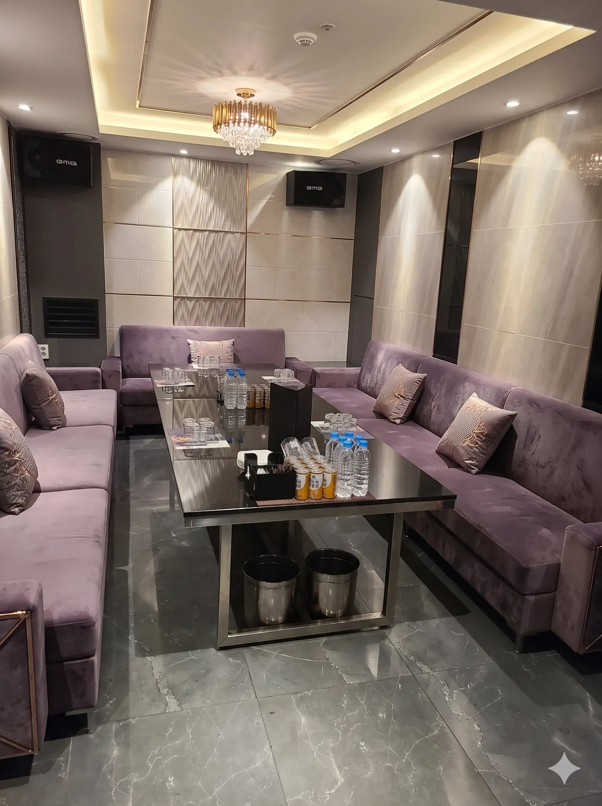 라일락 벨벳 소파와 크리스털 샹들리에 (공간 콘셉트 연출 이미지)